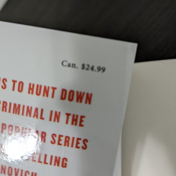 Game On: Tempting Twenty-Eight– Janet Evanovich, #1 NYT Bestselling Author - Picture 4 of 4